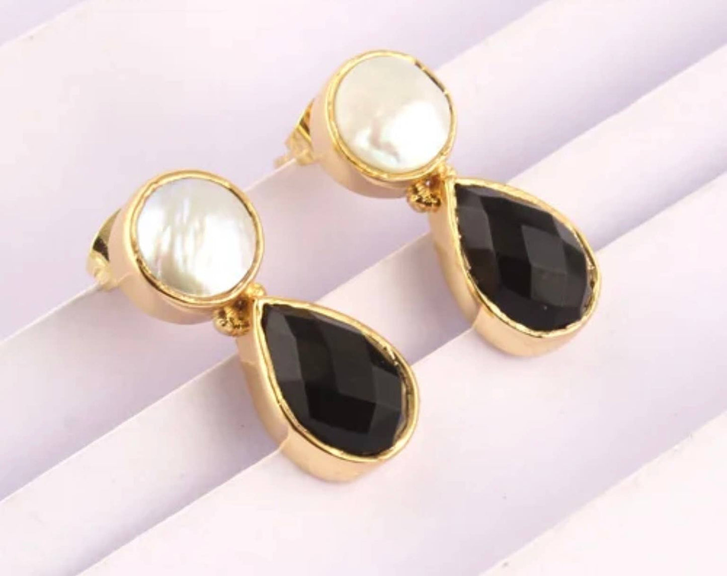 PEARL POST EARRING WITH BLACK STONE TEARDROP